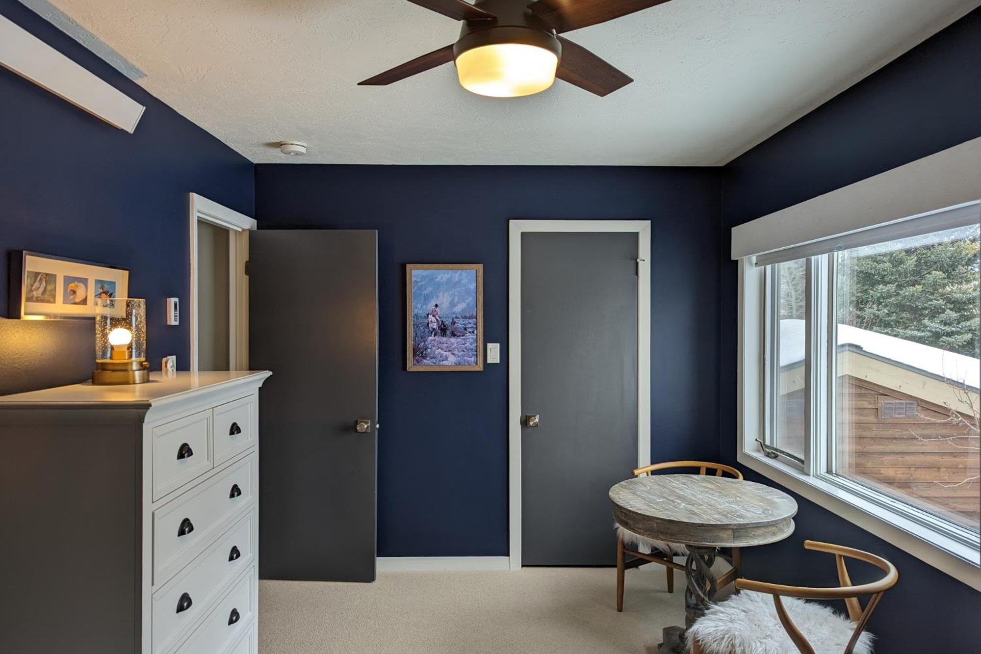 Glacier Jackson Room photo
