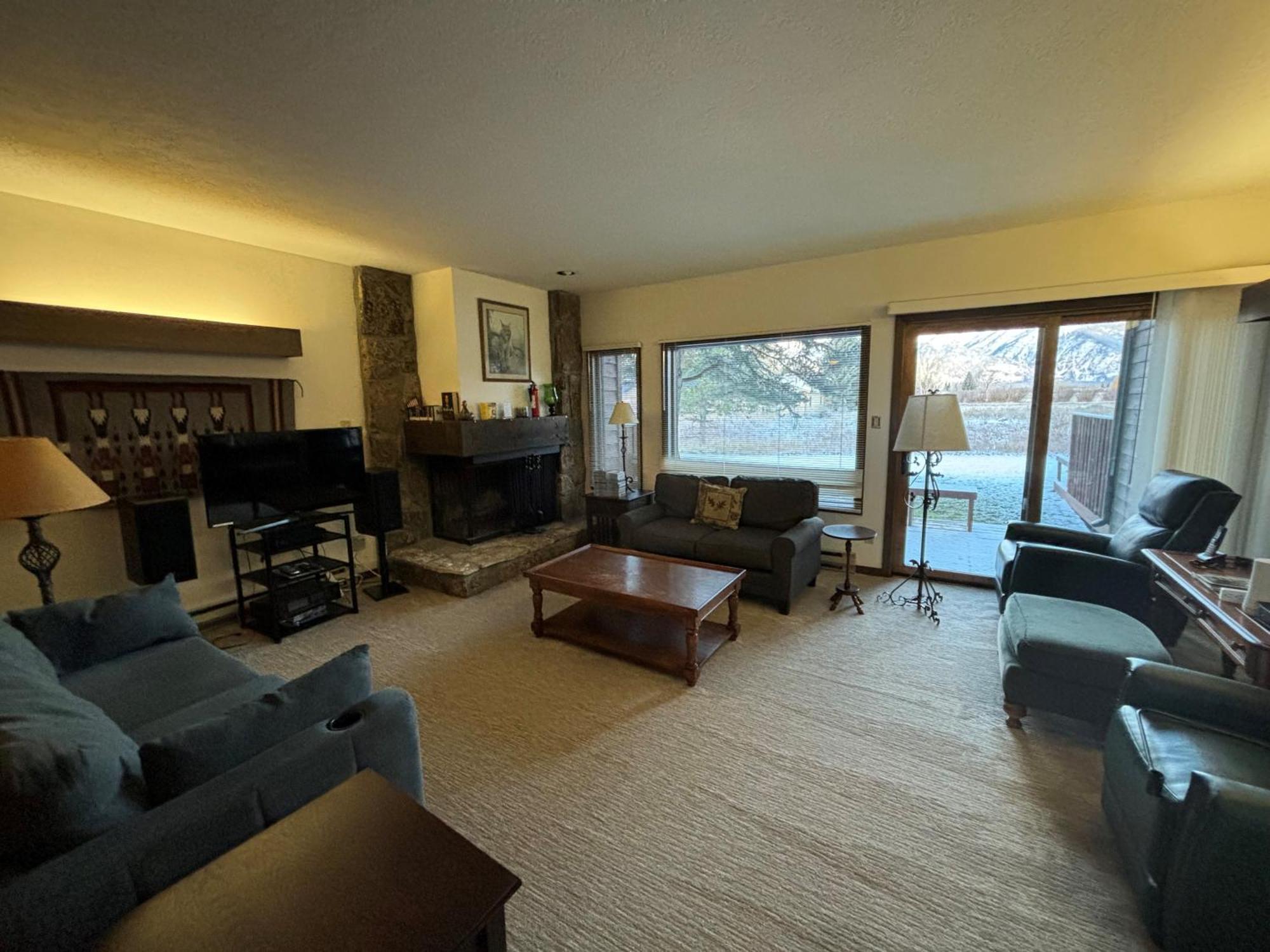 Glacier Jackson Room photo
